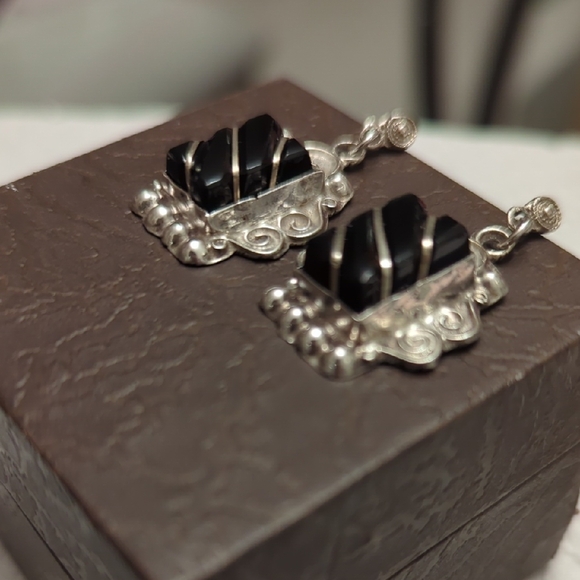 Elegant Vintage Black Onyx and Silver Earrings - Picture 7 of 8